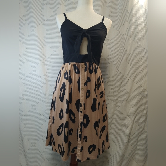 Black & Leopard Print Dress With Pockets and Adjustable Straps size Medium - Picture 2 of 10